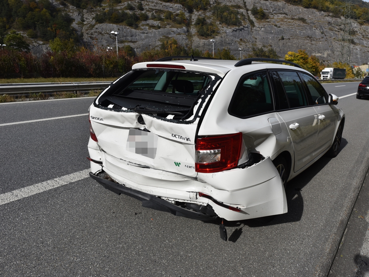 Das Auto mit einem massiv beschädigten Heckbereich.