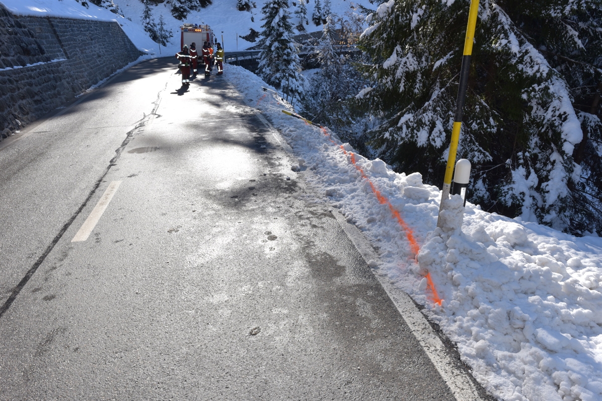 Schanfiggerstrasse Richtung Arosa. Fahrspur über den rechten Strassenrand hinaus in steil abfallendes, schneebedecktes Gelände.