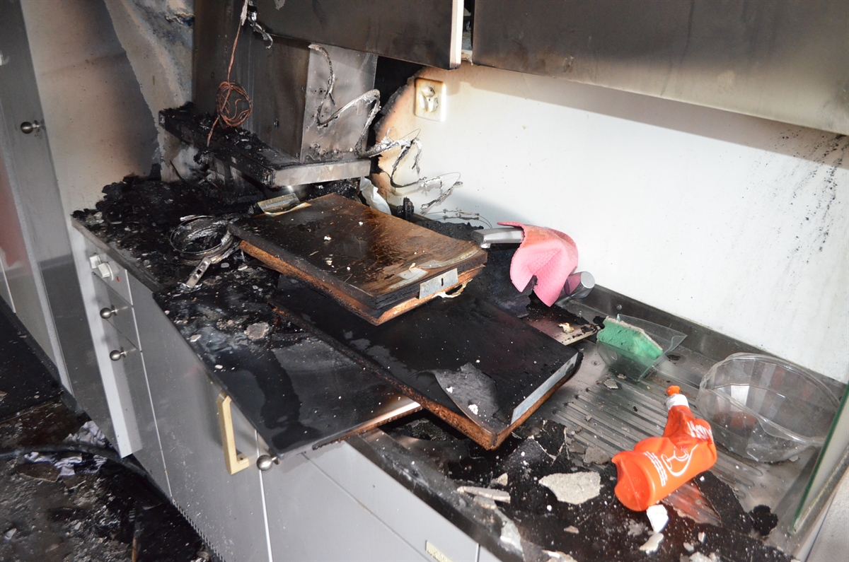In der Küche Kochherd mit verbranntem Toaster