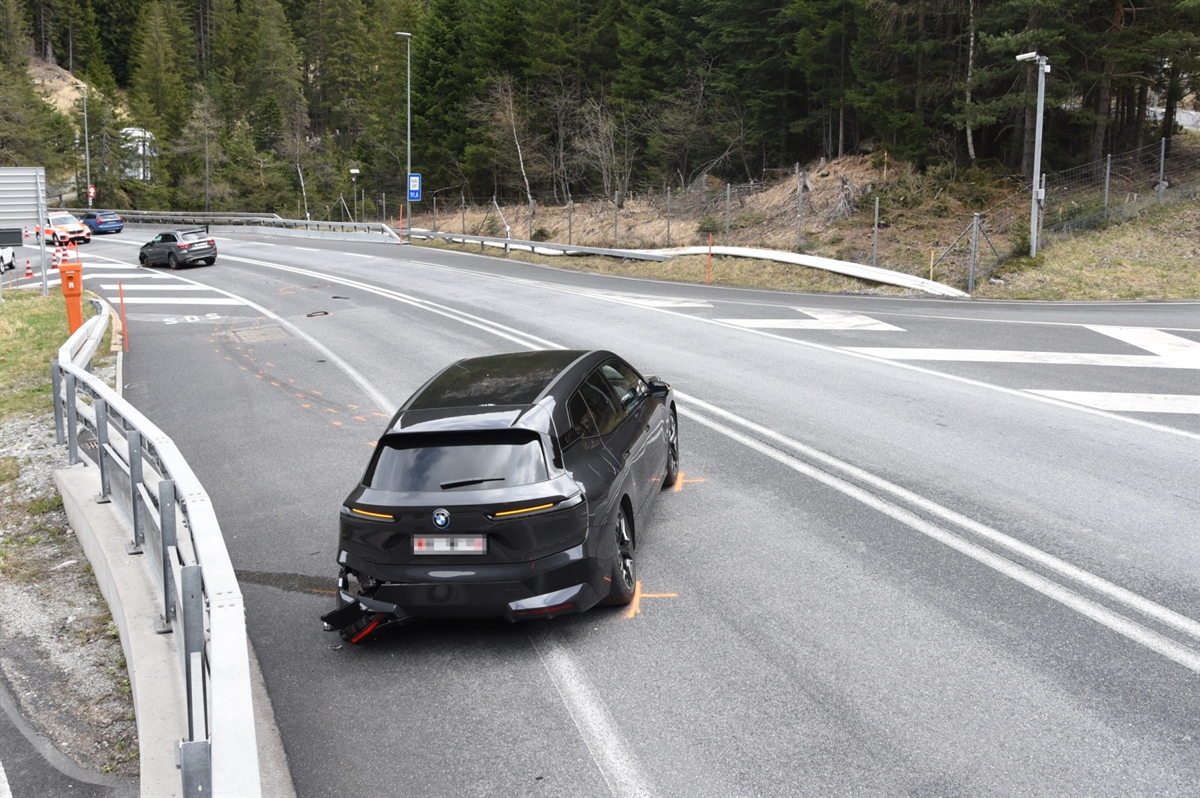 N13 Anschluss Avers, Blick Richtung Norden: Im Vordergrund erster beteiligter Personenwagen, im Hintergrund zweiter beteiligter Personenwagen.