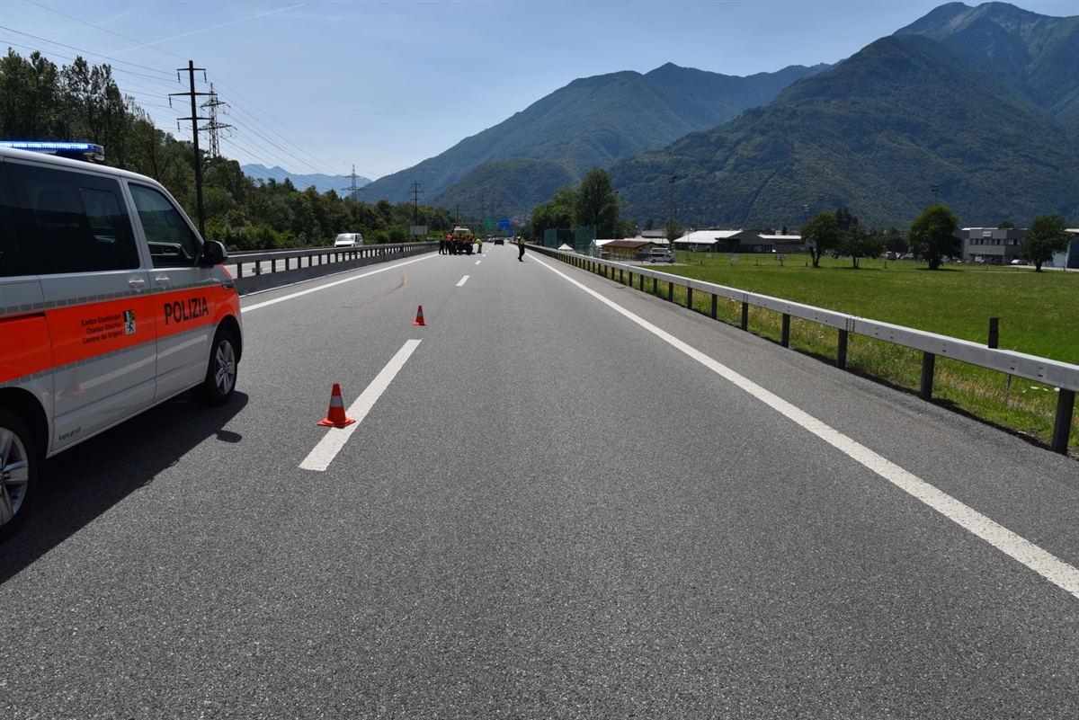 Autobahn A13, Südspur, Höhe Lumino. Im Vordergrund ist ein Polizeifahrzeug zu sehen. Weiter in Fahrtrichtung erkennt man Spuren auf dem Überholstreifen.