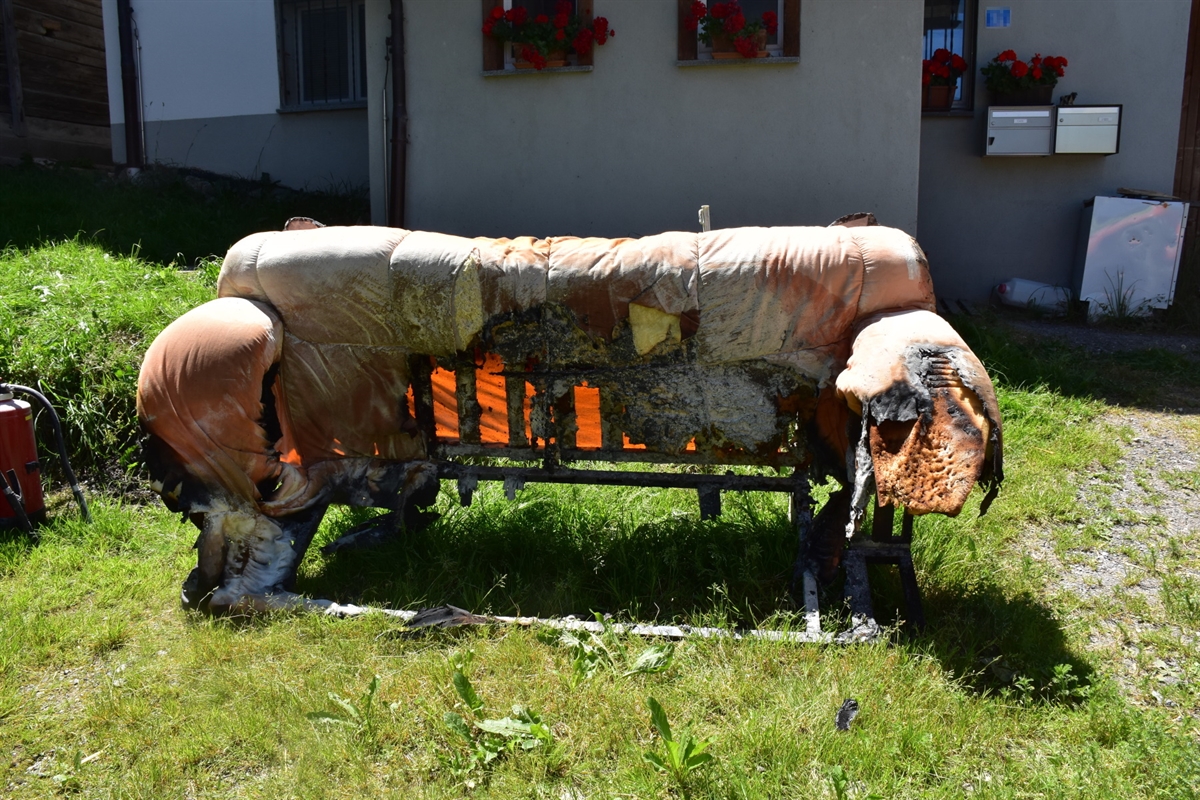 Bild 2: Durch Brand stark beschädigtes Sofa, welches durch die Feuerwehr vor das Haus gebracht wurde.