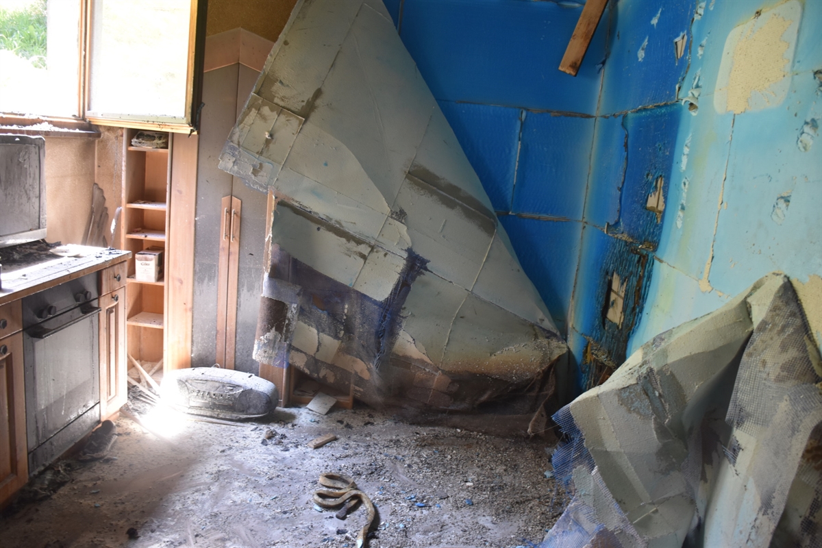 Bild 1: Brandspuren im Studio, Wandverkleidung durch Brand abgelöst; 