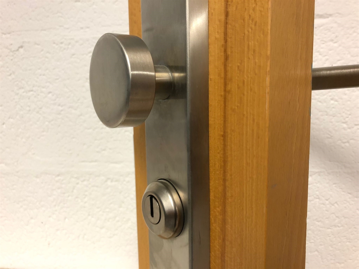 Ein Türschloss mit Sicherheitsrosette