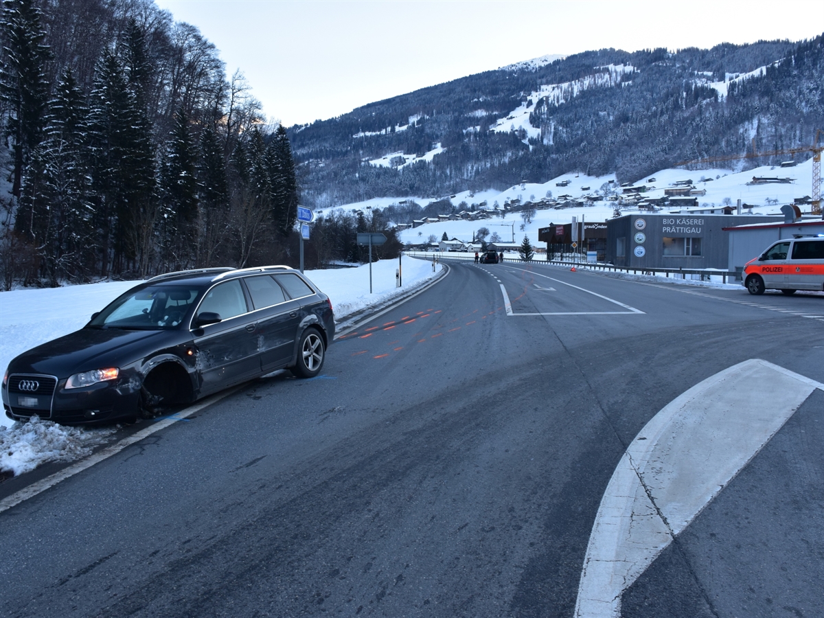 Am linken Bildrand das Auto des 18-jährigen Junglenkers. Das vordere linke Rad ist abgerissen. Am rechten Bildrand steht ein Patrouillenwagen und in der Bildmitte im Hintergrund die beiden entgegenkommenden Fahrzeuge.