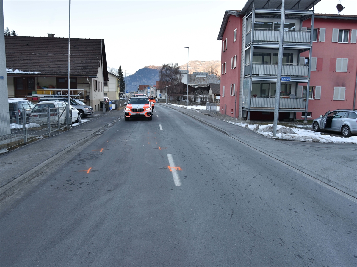 Die Compognastrasse, rechts die Einmündung Schulweg. Auf der Strasse steht ein Polizeiauto. Die Endlage des Unfallautos ist orange markiert.