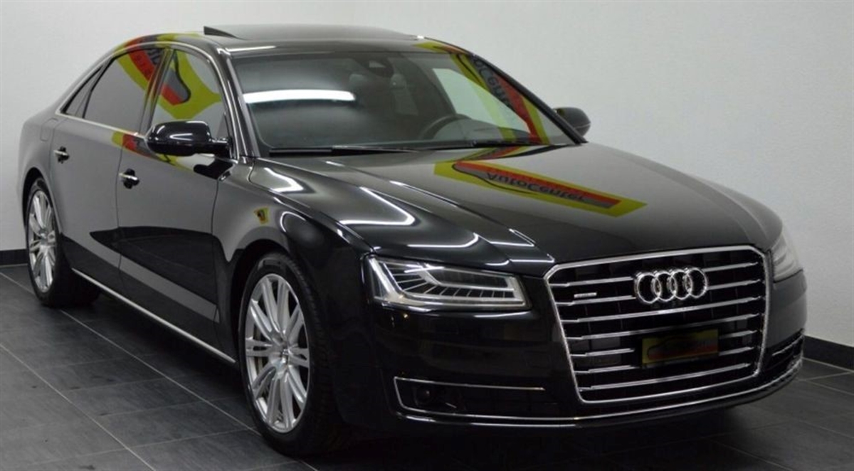 Personenwagen schwarzer Audi A8L