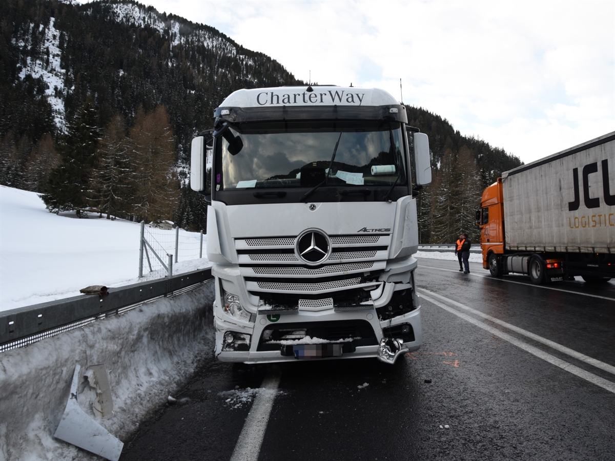 Vereiste Fahrbahn in Sufers. Ein Lastwagen mit beschädigter Front