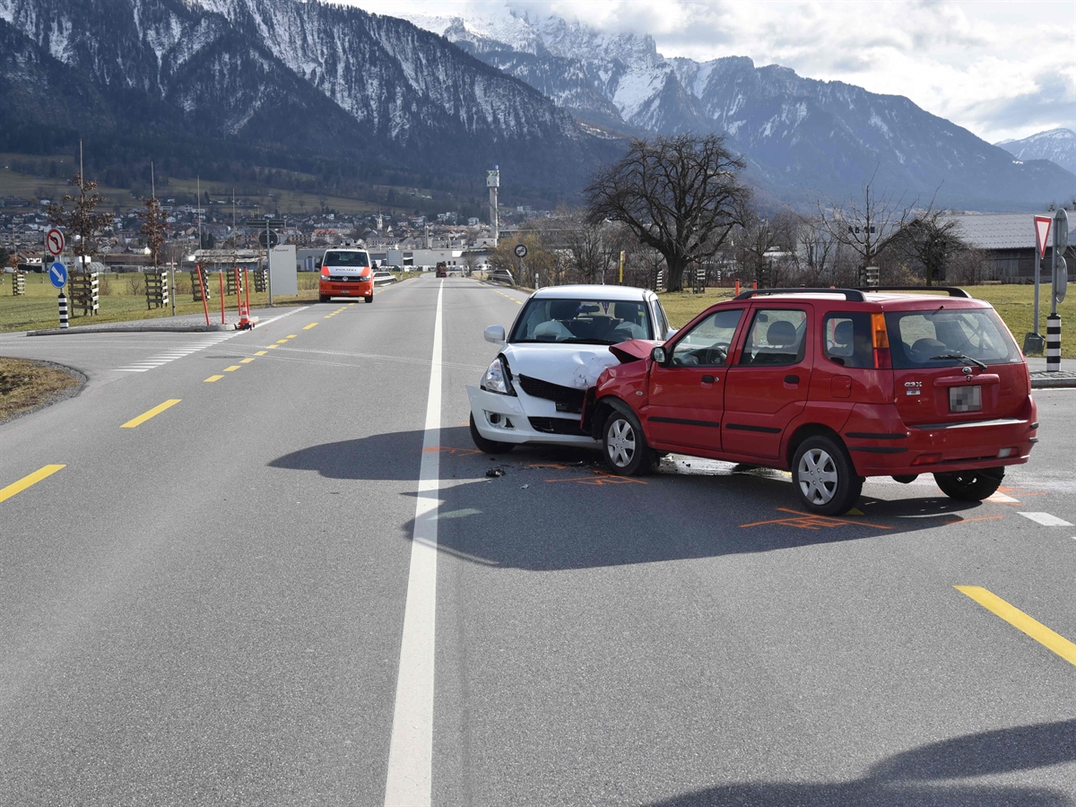 Der Unfallort in Richtung Igis. Rechts der Sicherheitslinie ein rotes Auto in Richtung Igis und an dessen Front das über die Sicherheitslinie gefahrene Auto. 