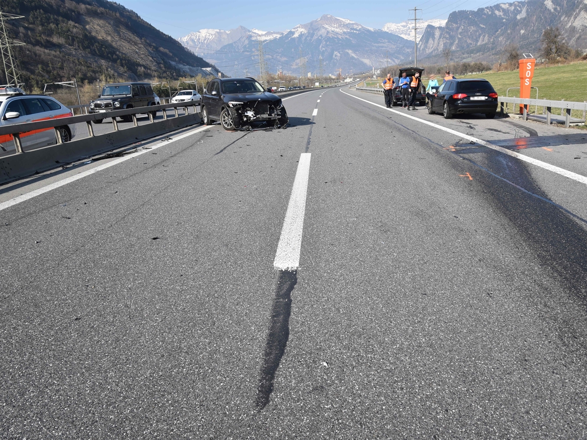 Die Nordspur mit den beiden Unfallfahrzeugen. Eines davon steht entgegen der ursprünglichen Fahrtrichtung. Im Hintergrund Berge und Horizont.