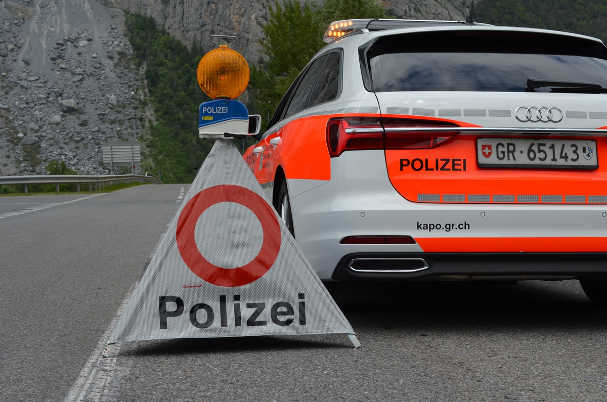 Polizeiauto und Triopan mit Fahrverbot