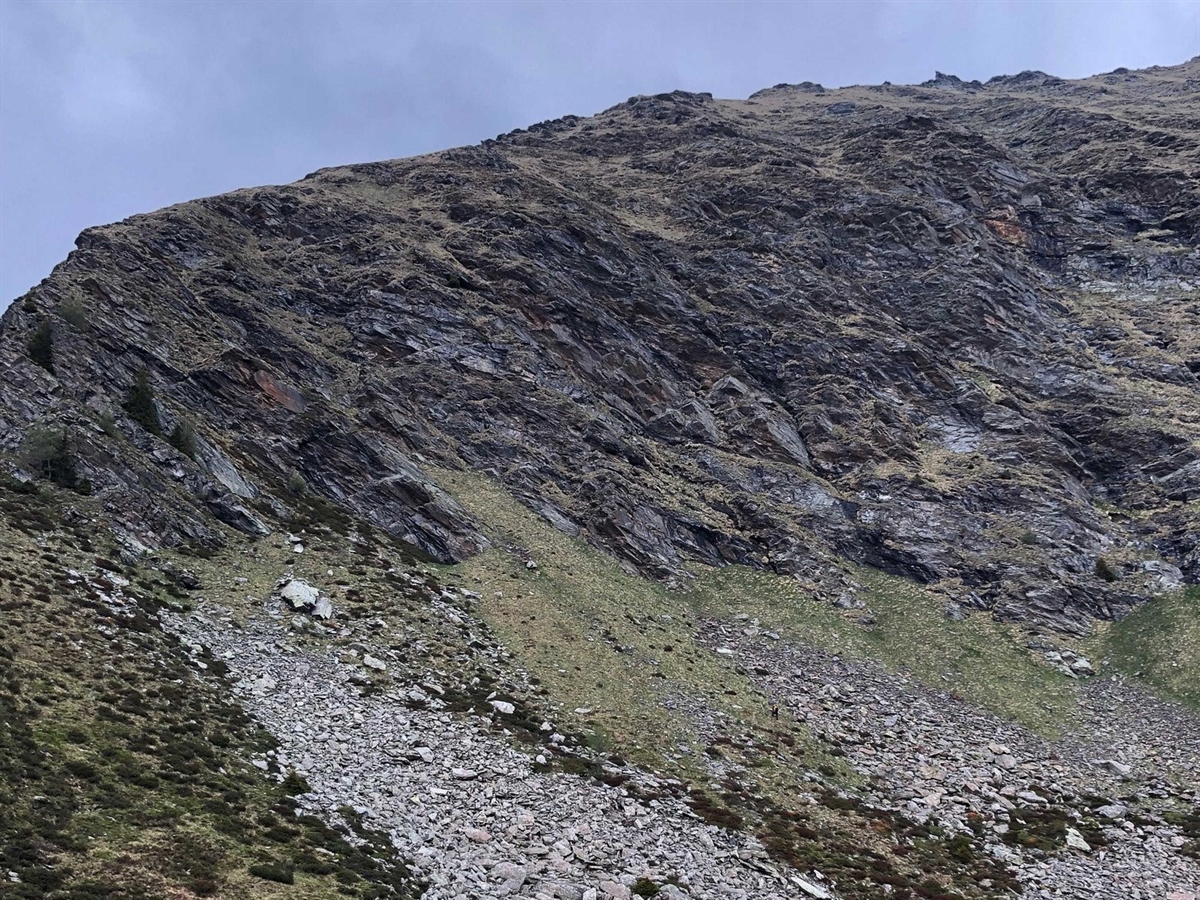 Oben der Horizont und weiter unten ein Fels welcher in eine mit Geröll durchsetzte Wiese übergeht.