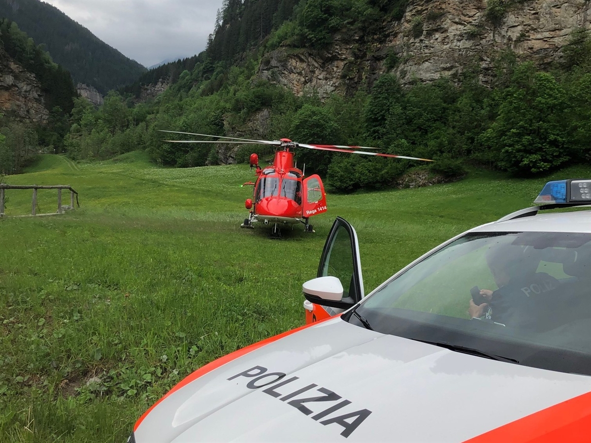 Vorne ein Polizeiauto mit der Aufschrift 