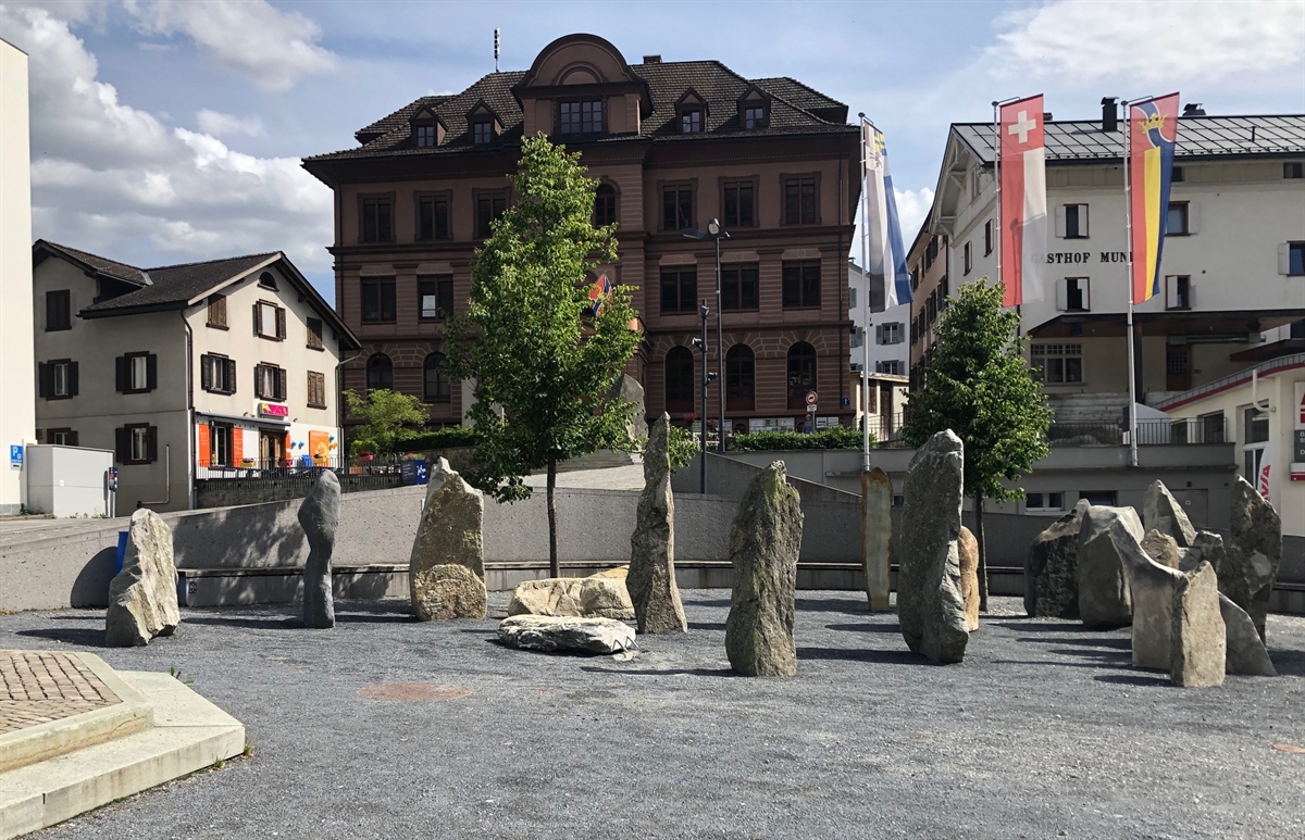 Steine auf dem Landsgemeindeplatz in Ilanz