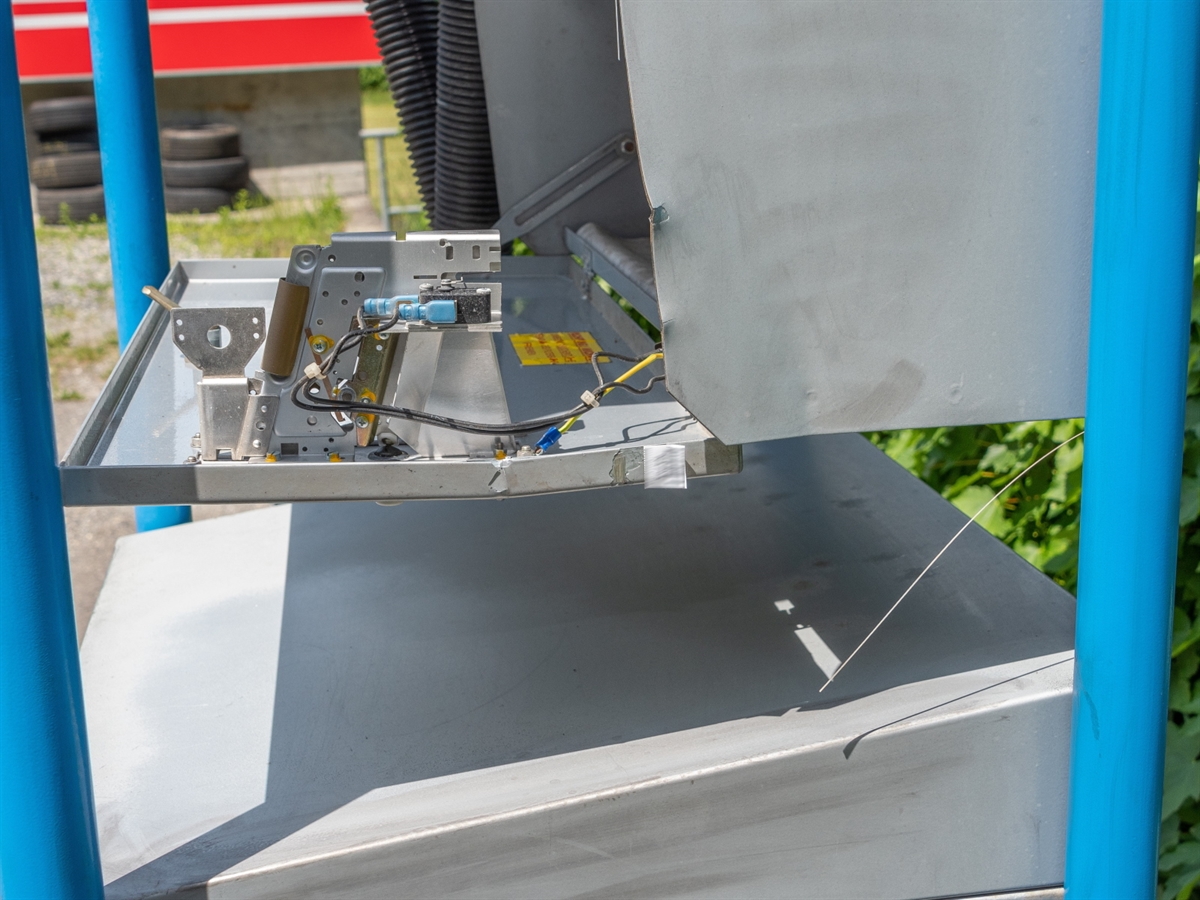 Eine aufgebrochene Metallkasse mit beschädigtem Frontdeckel. 