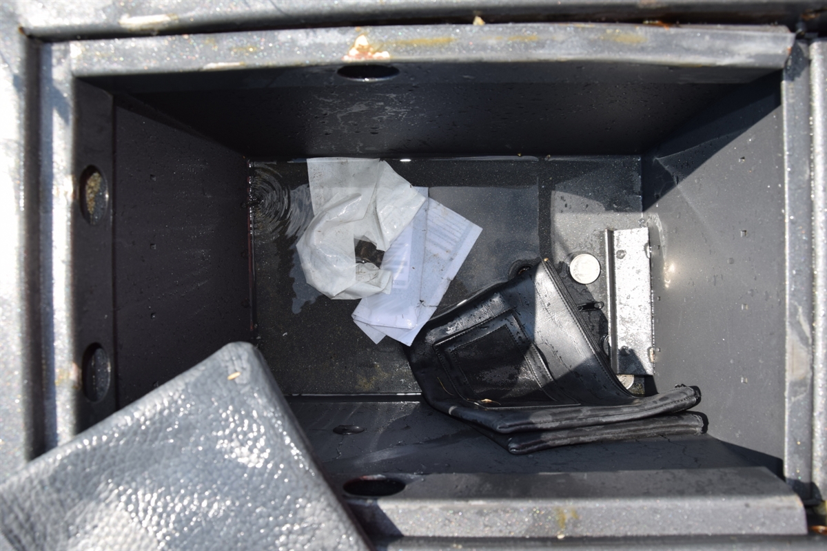 Sicht in einen aufgebrochenen Tresor. Darin eine schwarze Mappe und Schriftstücke.