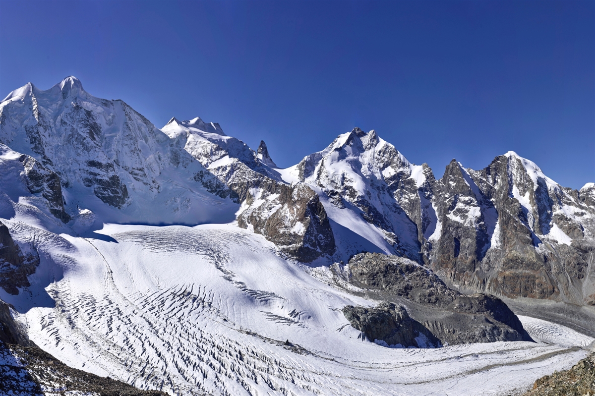 Der Gletscher Vadret Pers am Fusse des Piz Palü mit Sicht auf den Fortezzagrat