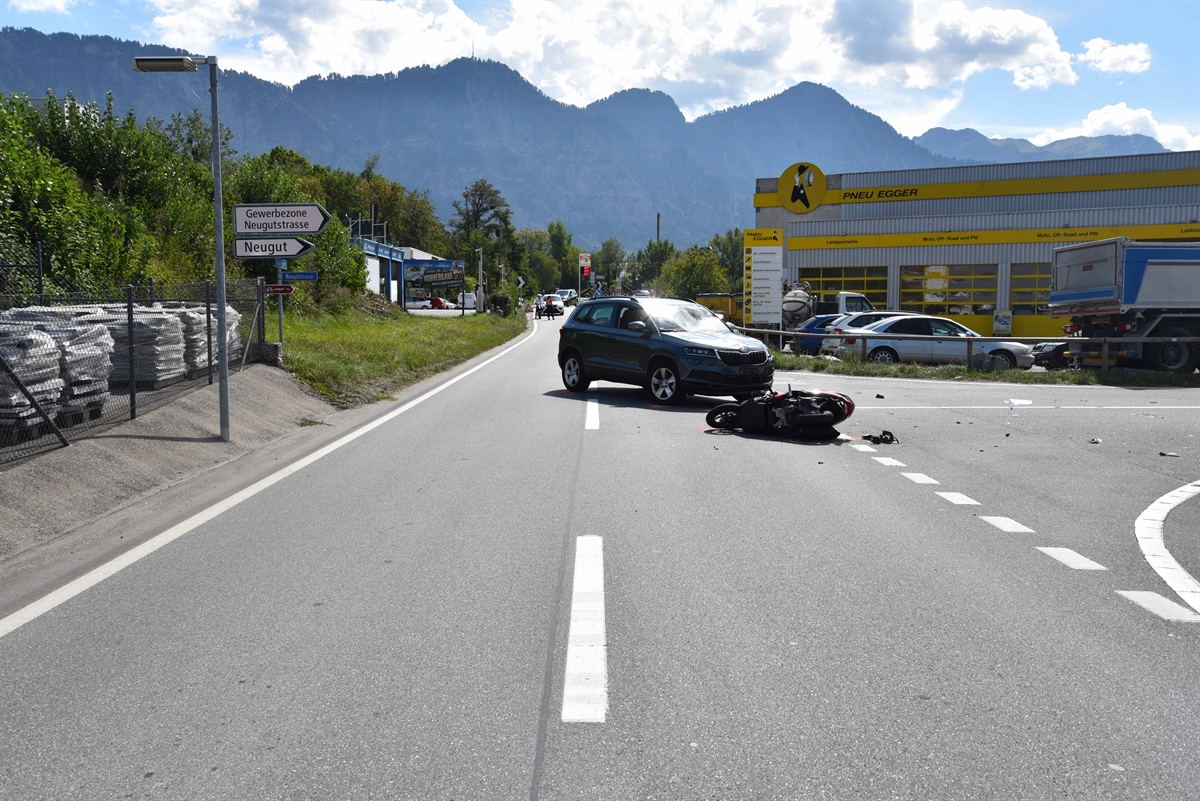 Personenwagen mit defekter Windschutzscheibe und Motorrad auf der Strasse liegend