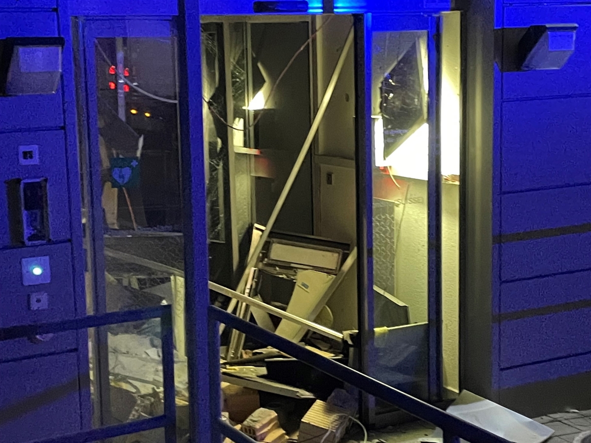 Der völlig zerstörte Eingangsbereich zur Schalterhalle, in welchem der Bankomat gesprengt wurde.