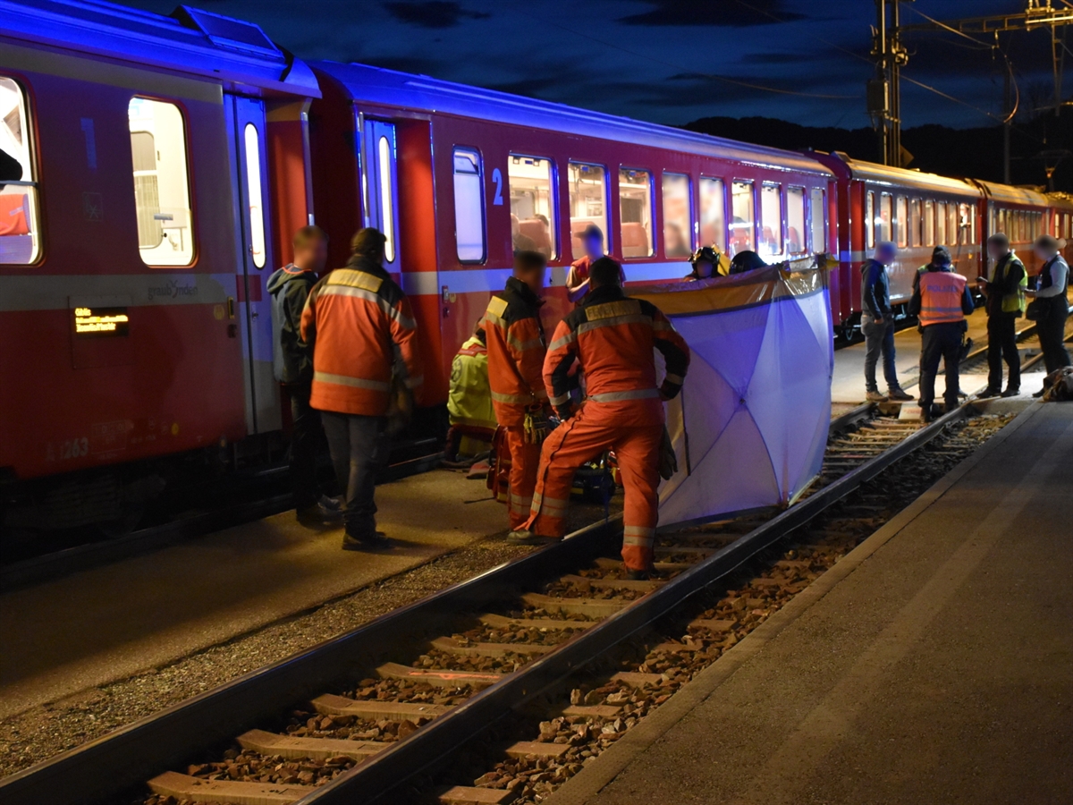 Bahnhof Saas mit der Zugskomposition. In der Bildmitte wird durch Einsatzkräfte der Feuerwehr ein Sichtschutz gehalten.
