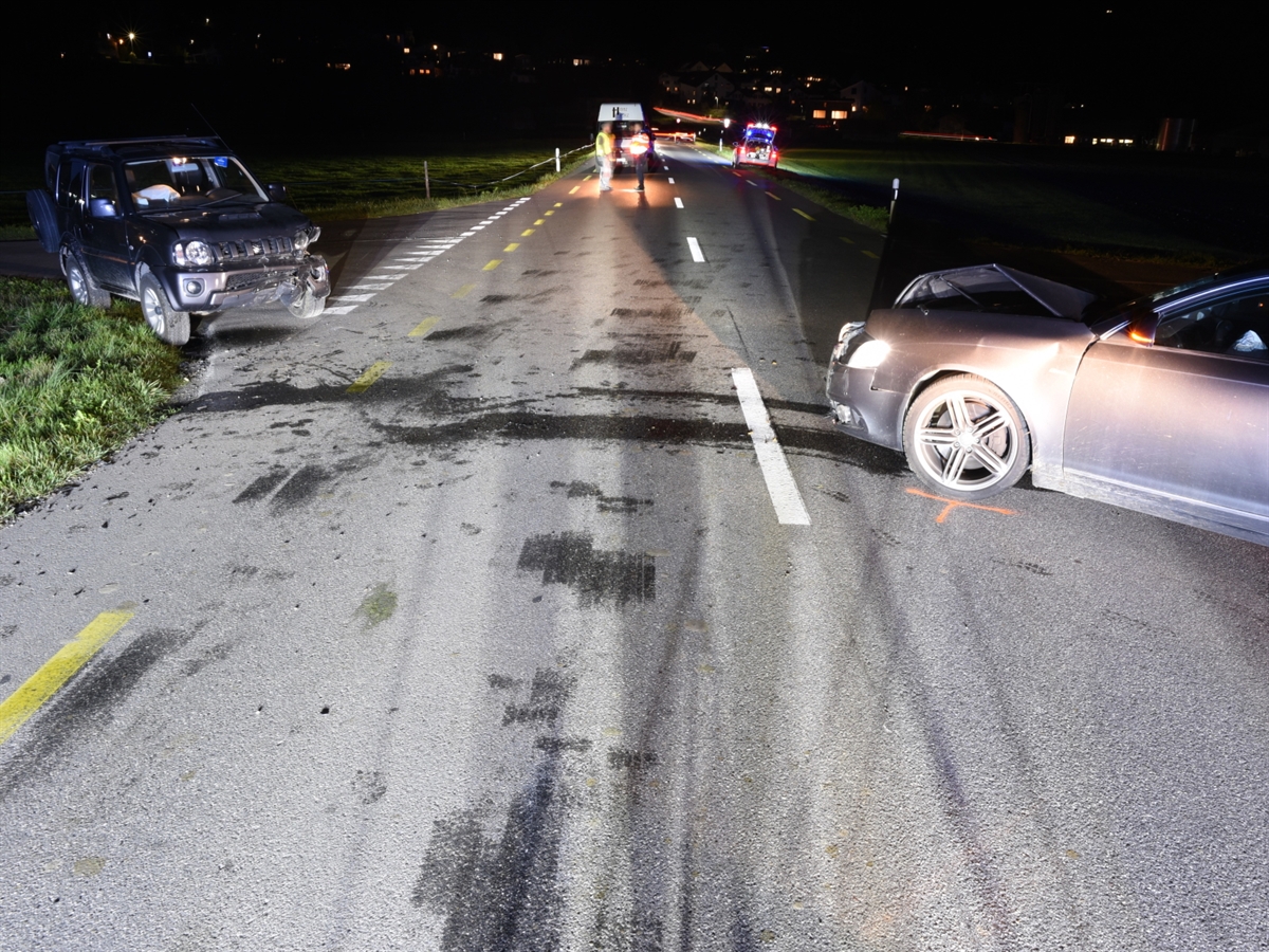 Die Verzweigung Kirchgasse / Salis. Rechts im Bild die beschädigte Front eines Audis und links der beschädigte Suzuki. Im Hintergrund ein Polizeifahrzeug sowie ein Lieferwagen mit zwei Personen davor.