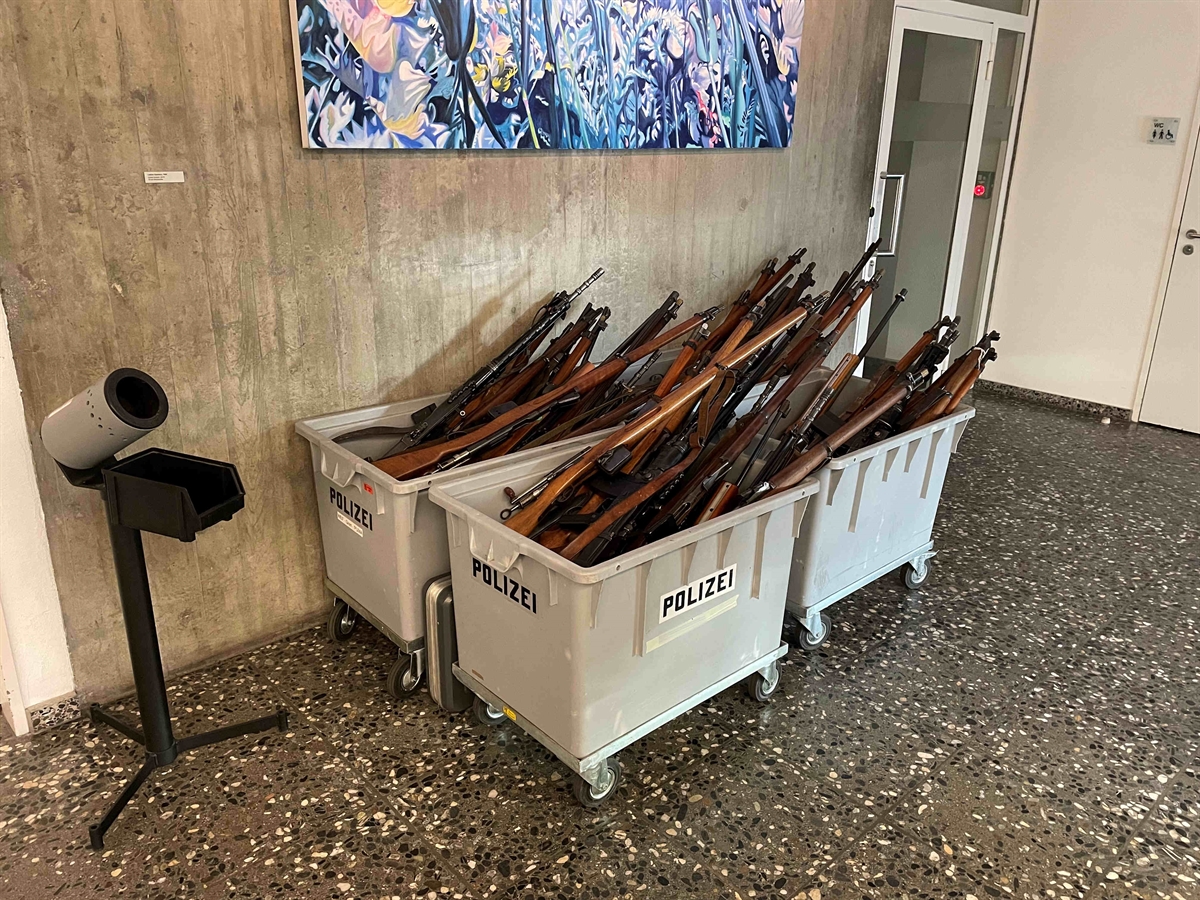 In vier grossen Kisten lagern die abgegebenen Waffen zum Abtransport bereit.