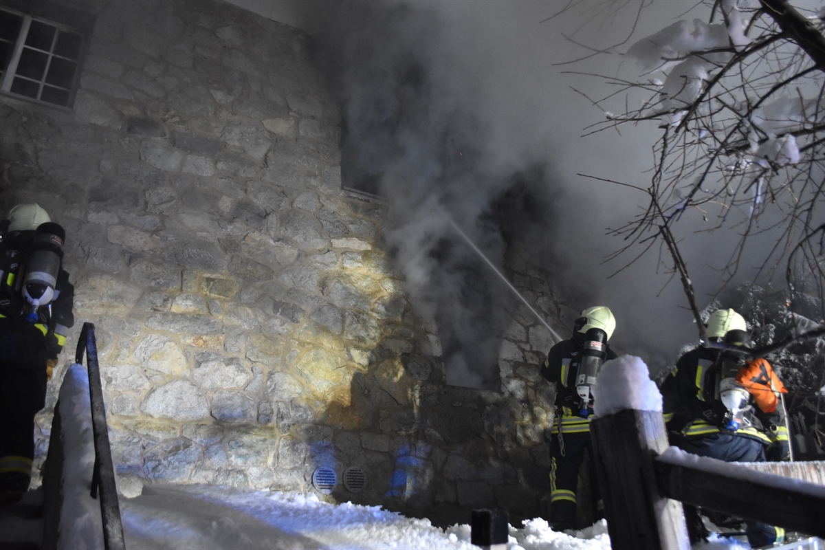Feuerwehrleute mit Löschschlauch