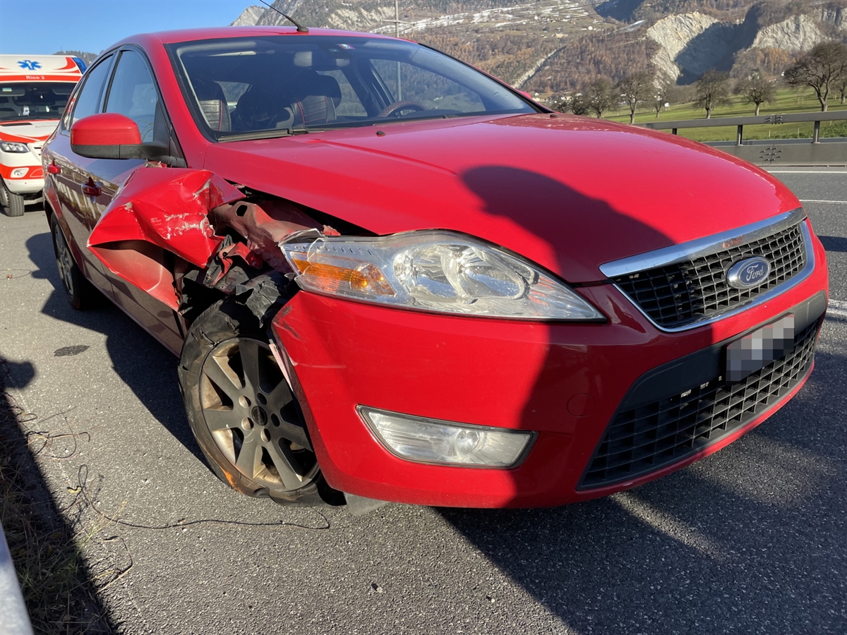 Rotes Auto mit einem Schaden vorne rechts
