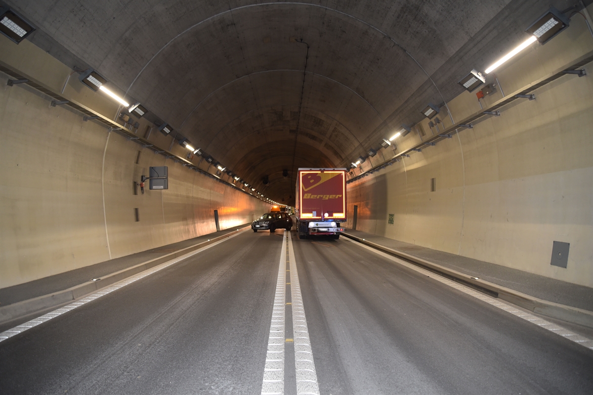 Sattelmotorfahrzeug und Auto im Tunnel