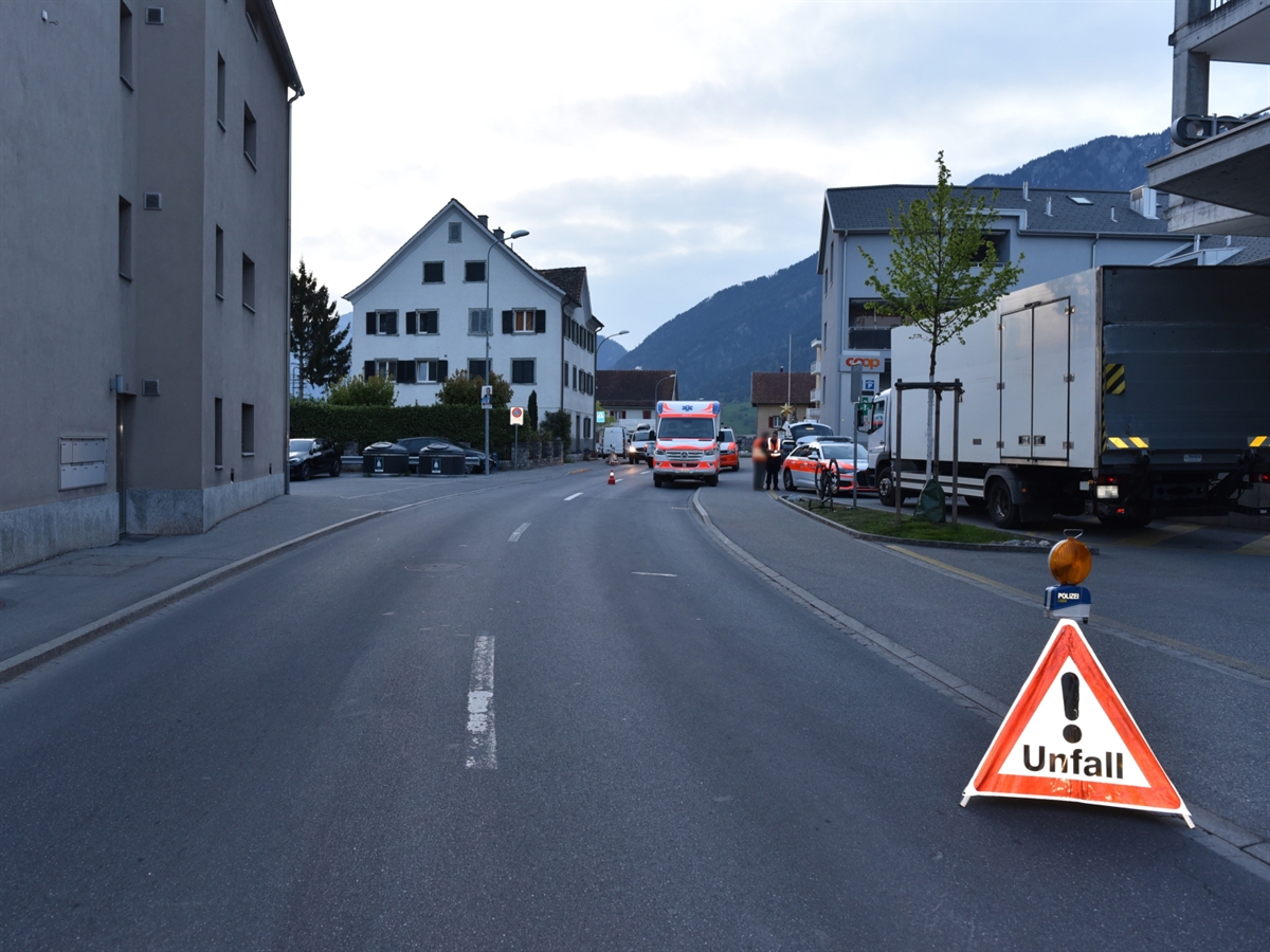 Auf der Italienischen Strasse steht ein Ambulanzfahrzeug. Gleich daneben ein Patrouillenfahrzeug der Kantonspolizei Graubünden sowie ein Lastwagen. Ein Faltsignal mit dem Hinweis 