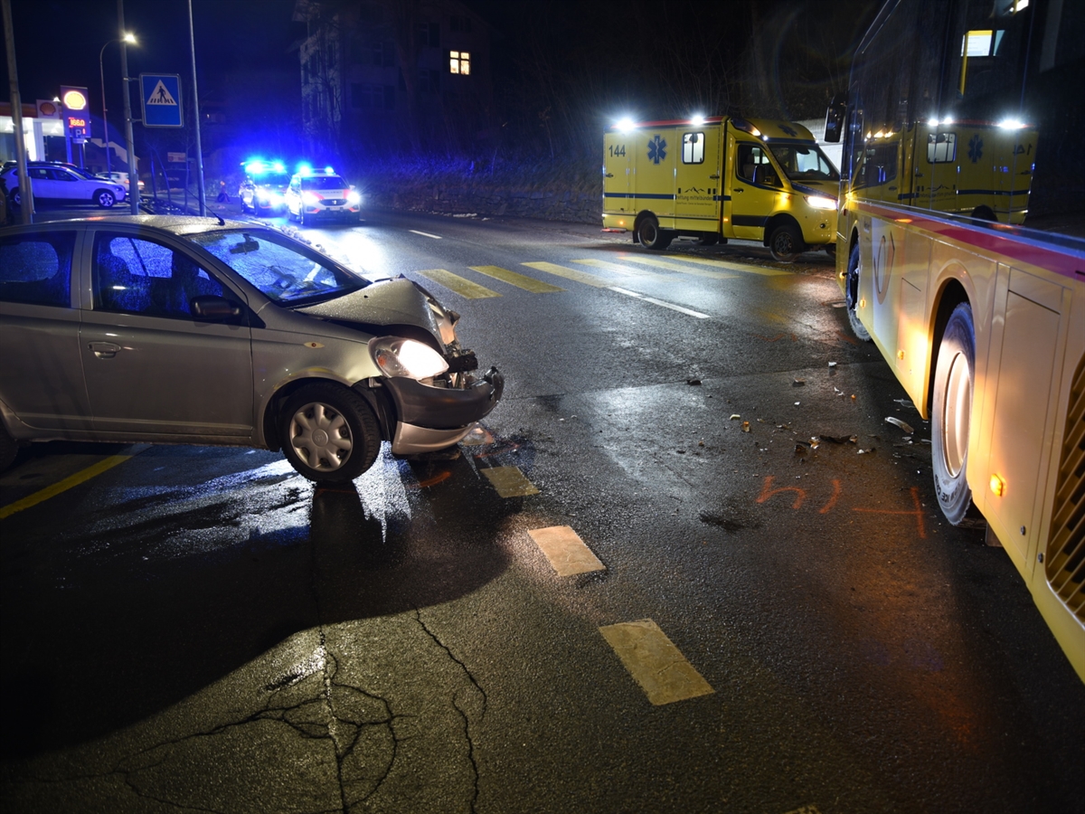 Rechts das Postauto, links davon im Hintergrund ein Rettungswagen, weiter links das Unfallauto und im Hintergrund zwei Polizeiautos mit Blaulicht.