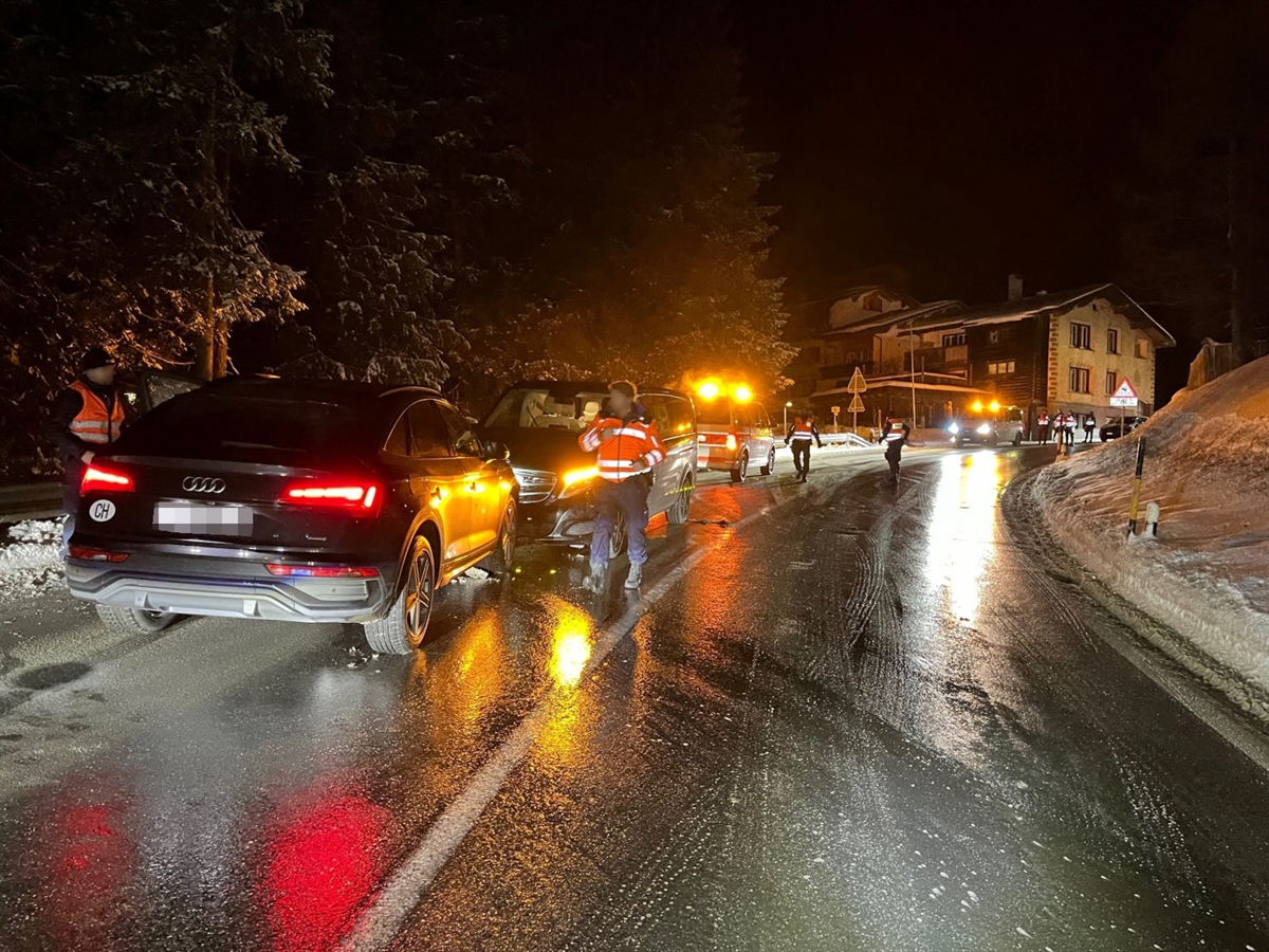 Die nasse Wolfgang-Passstrasse in der Nacht. Auf der linken Fahrbahnseite das Auto des 47-Jährigen sowie das Auto des Entgegenkommenden.