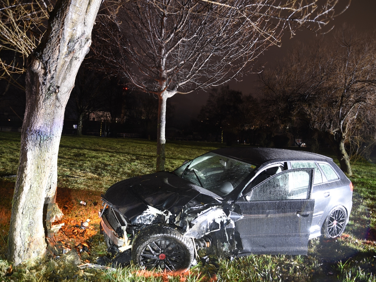 Links im Nachtbild der Baum. Unmittelbar daneben das total beschädigte Auto auf der Wiese.