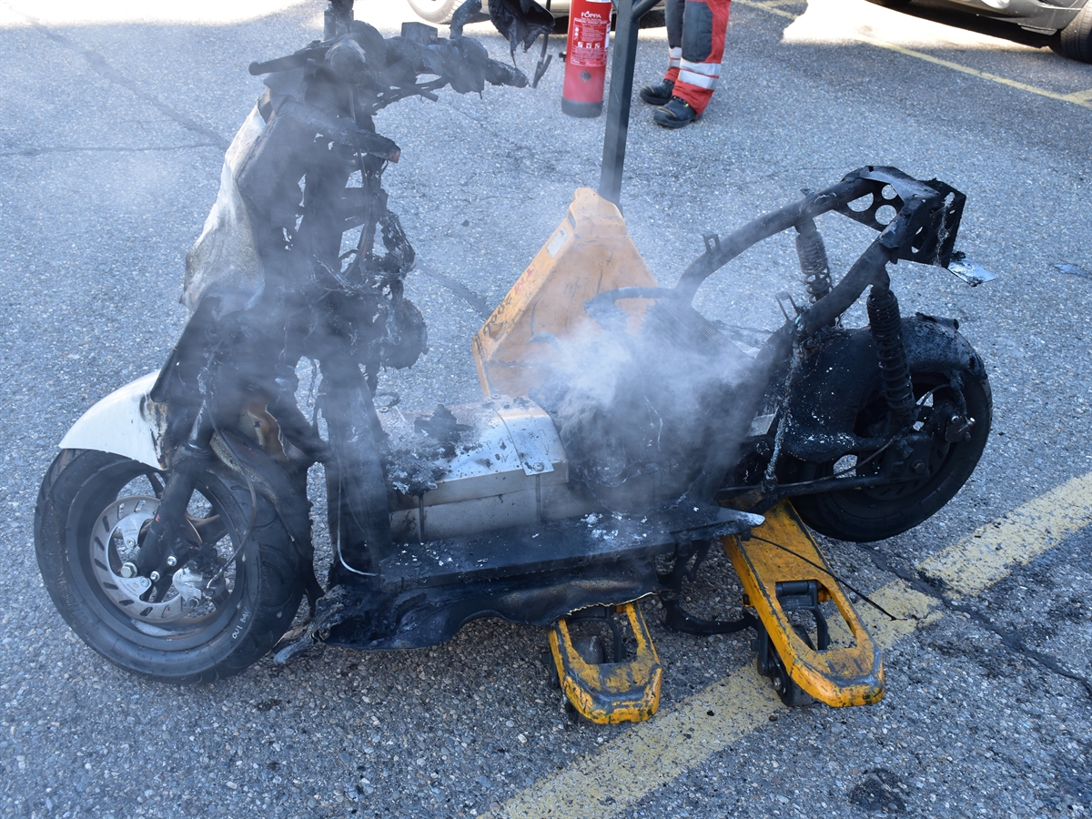 Das abgebrannte Motorrad steht auf einem Handstapler.