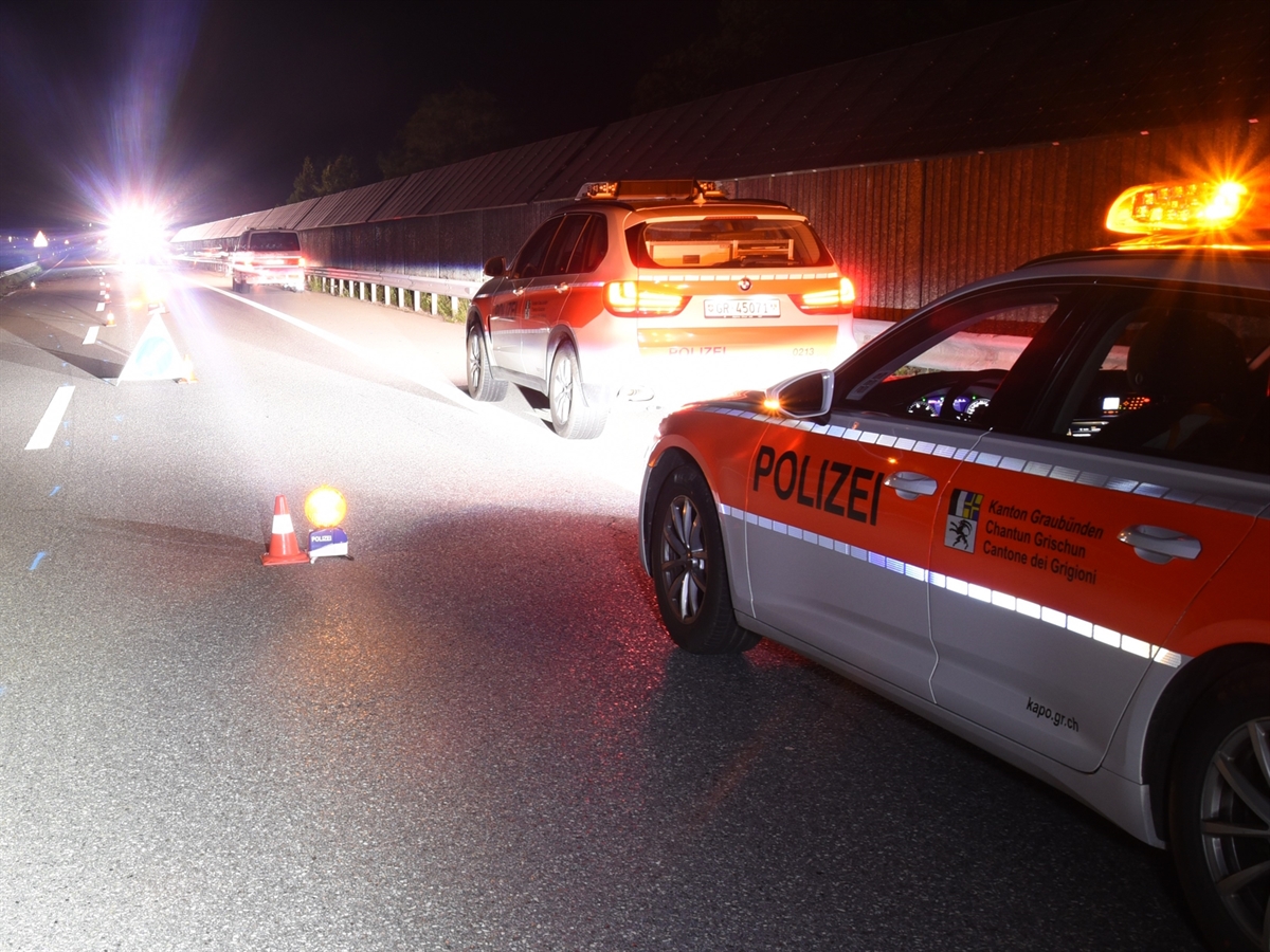 Nachtaufnahme mit einem unfallbeteiligten Auto sowie zwei Polizeiautos