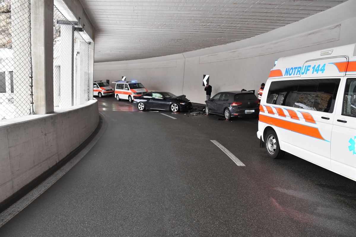 Beschädigte Personenwagen, zwei Polizeipatrouillenfahrzeuge und eine Ambulanz in der Galerie