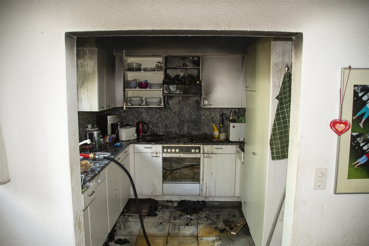 Brandherd in der Küche einer Parterrewohnung in Mehrfamilienhaus in Chur.