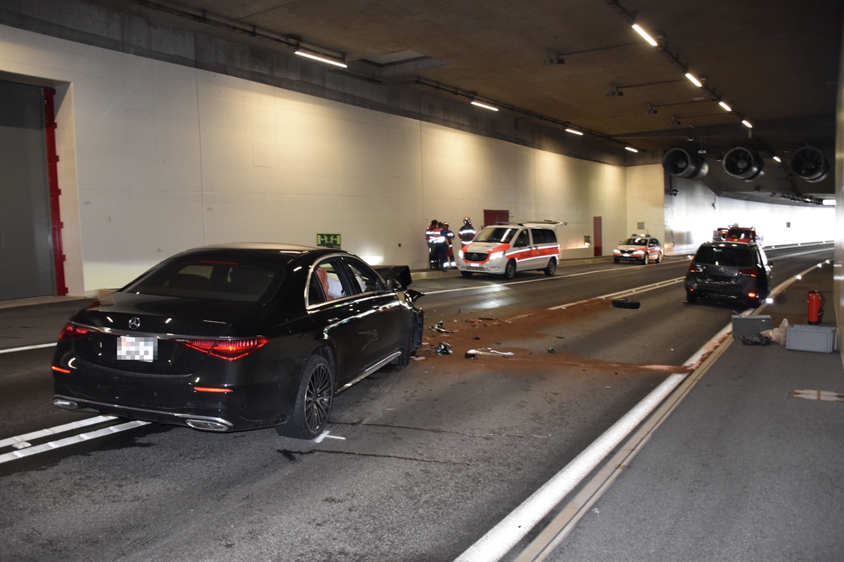 Zwei Fahrzeuge der Auffahrkollision. Auf der Fahrbahn ist das gelöste Rad vom Anhänger zu erkennen.