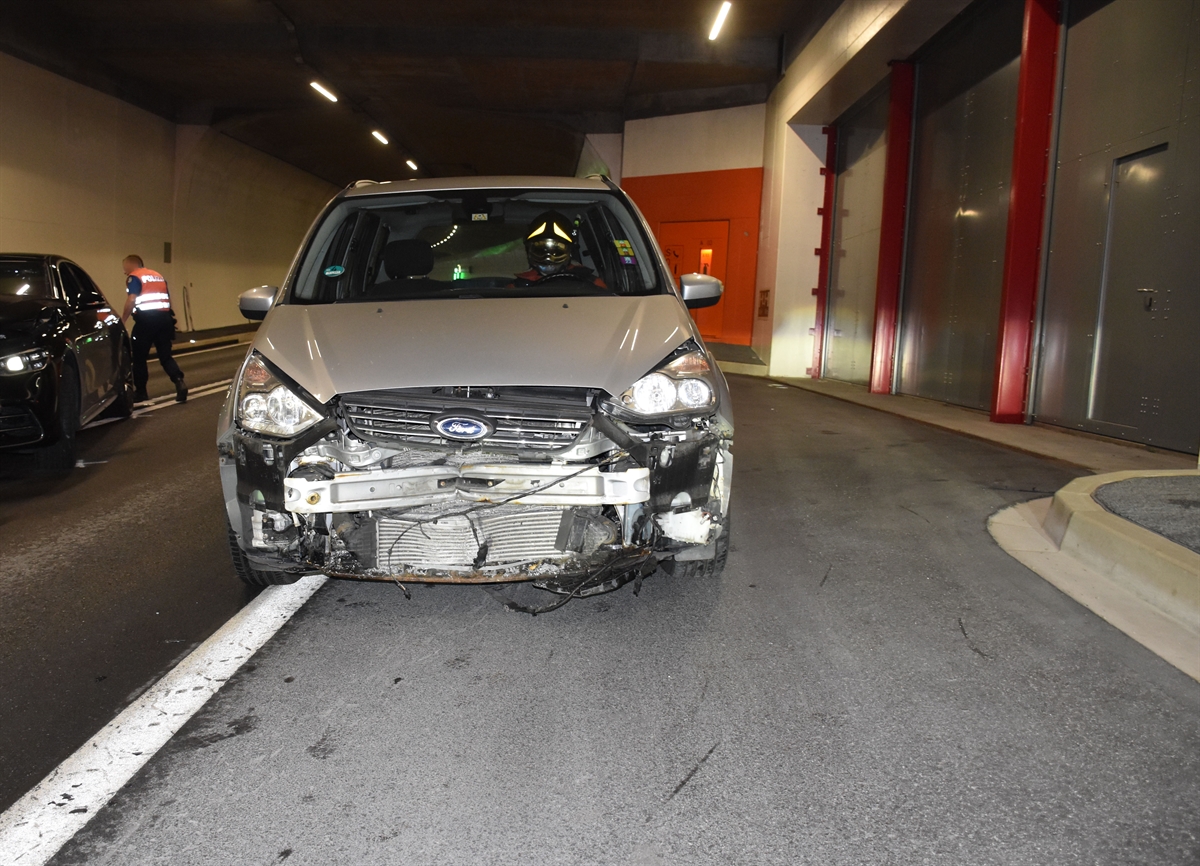Fahrzeug welches vom gelösten Rad frontal beschädigt wurde.