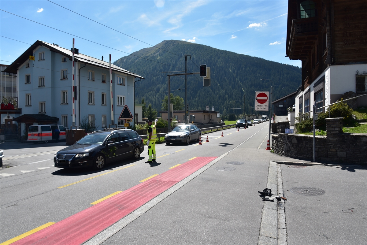 Kreuzung in Davos Dorf mit Verkehrreglung vor Ort 