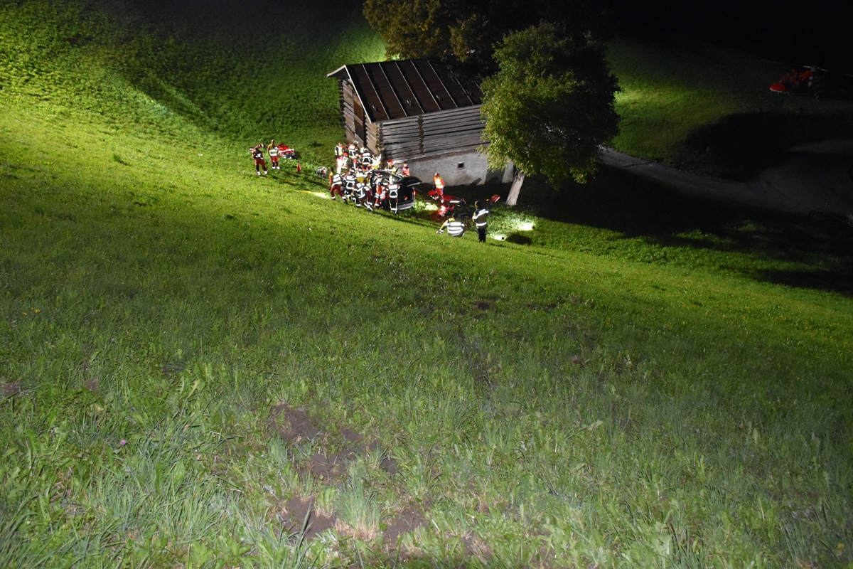 Strassenrettungsleute um das Unfallfahrzeug