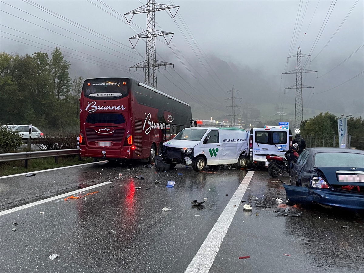 Die blockierte Südspur der A13 mit dem Reisecar, den zwei Lieferwagen, einem Auto sowie einem Motorrad.