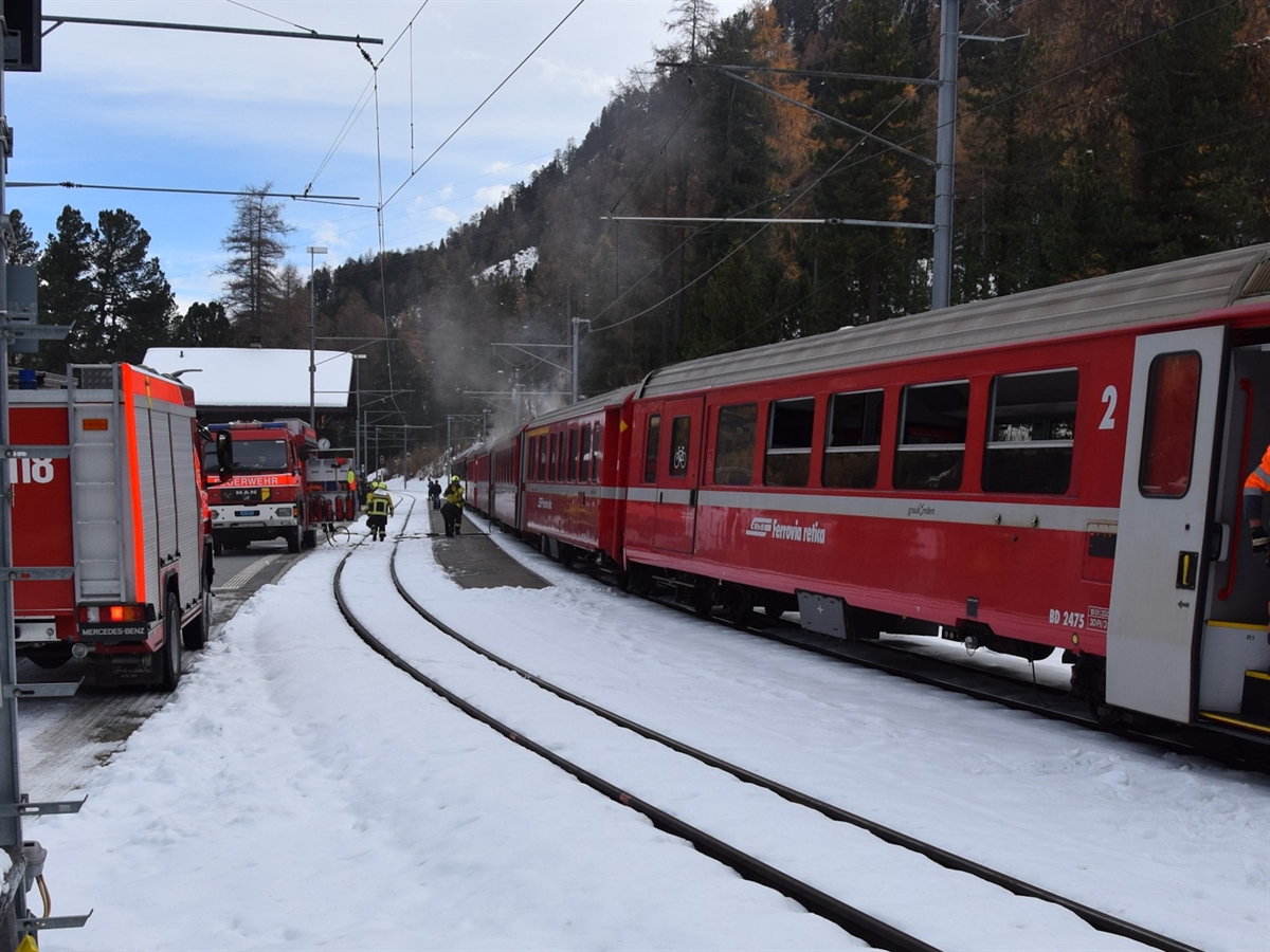 Der Personenwagen der RhB auf dem Bahnhof Surovas im verschneiten Pontresina / Engadin.