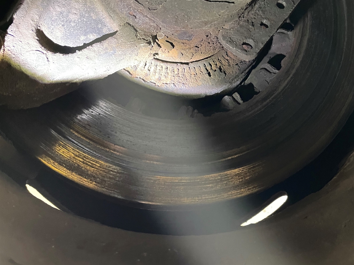Eine Detailaufnahme einer Bremsscheibe. Deutlich zu erkennen, dass nur noch Eisen auf Eisen gebremst wurde.