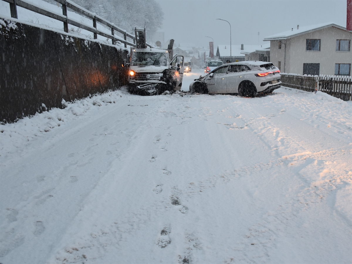 Die schneebedeckte Via Alpsu in Disentis mit den zwei massiv beschädigten Fahrzeugen auf der Fahrbahn. Diese versperren ein Durchkommen.