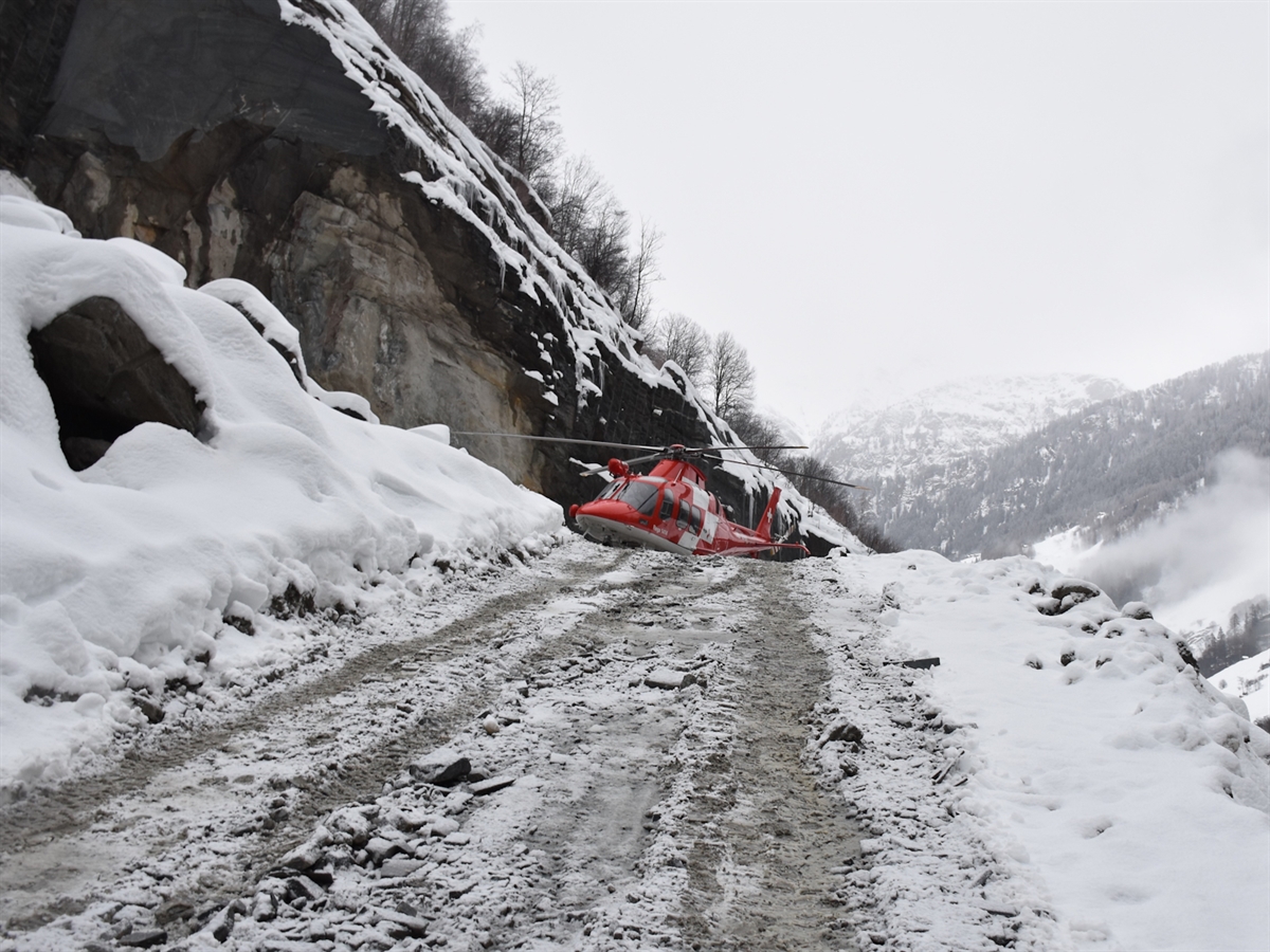 Ein Helikopter der Rega steht auf einem Weg im Steinbruch in der Nähe der Absturzstelle.