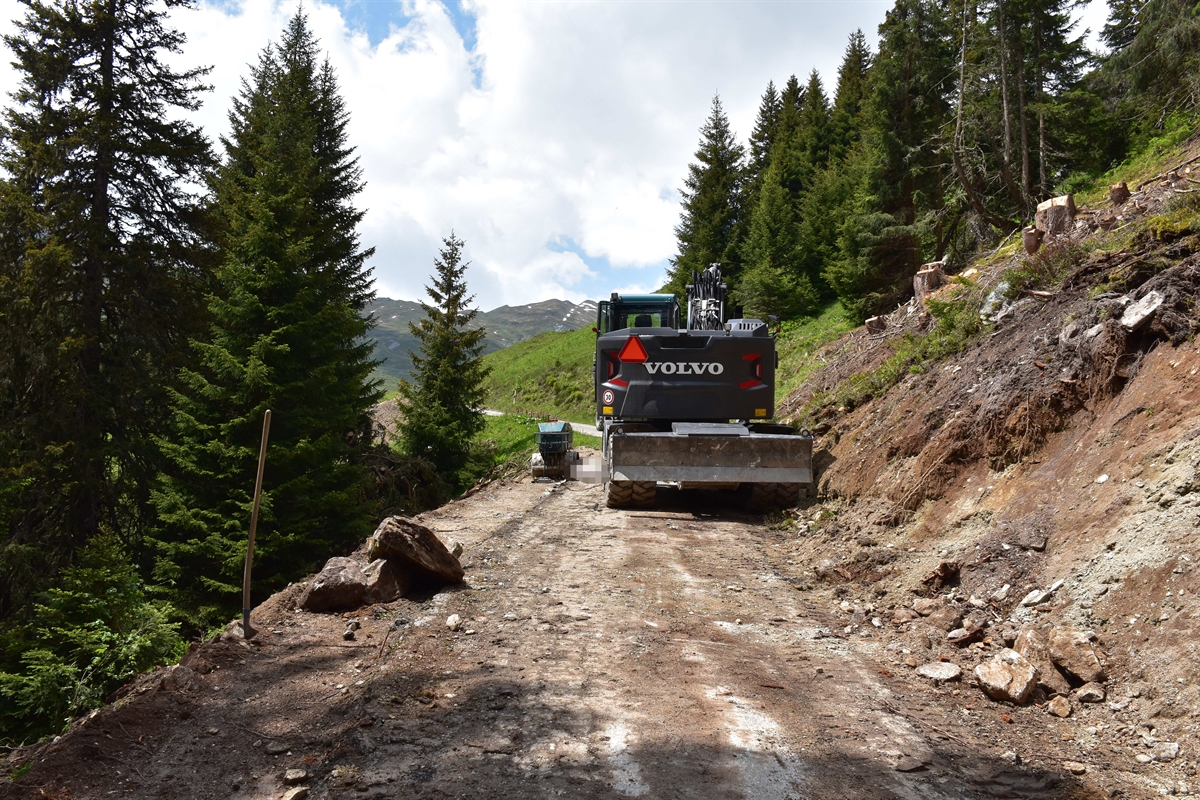 Unfallörtlichkeit Mobilbagger auf Strasse