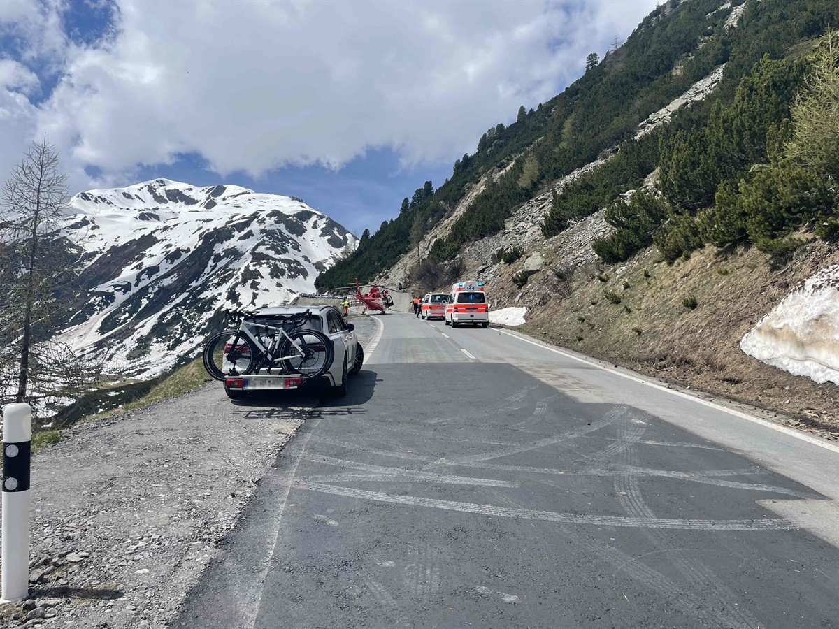 Flüelapassstrasse, im Hintergrund Rega-Helikopter