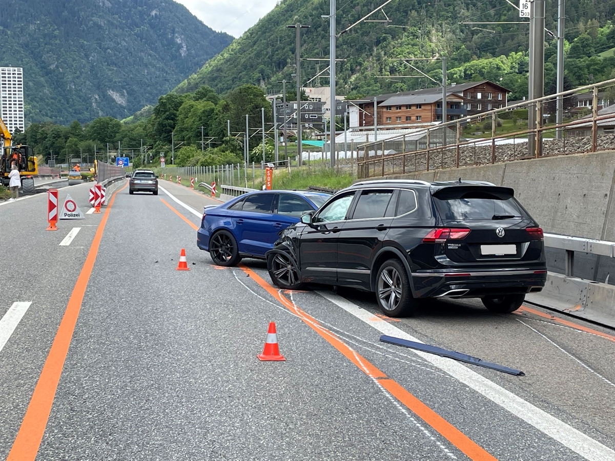 Zwei beschädigte Fahrzeuge stehen auf der Autobahn in einem Baustellenbereich querstehend.