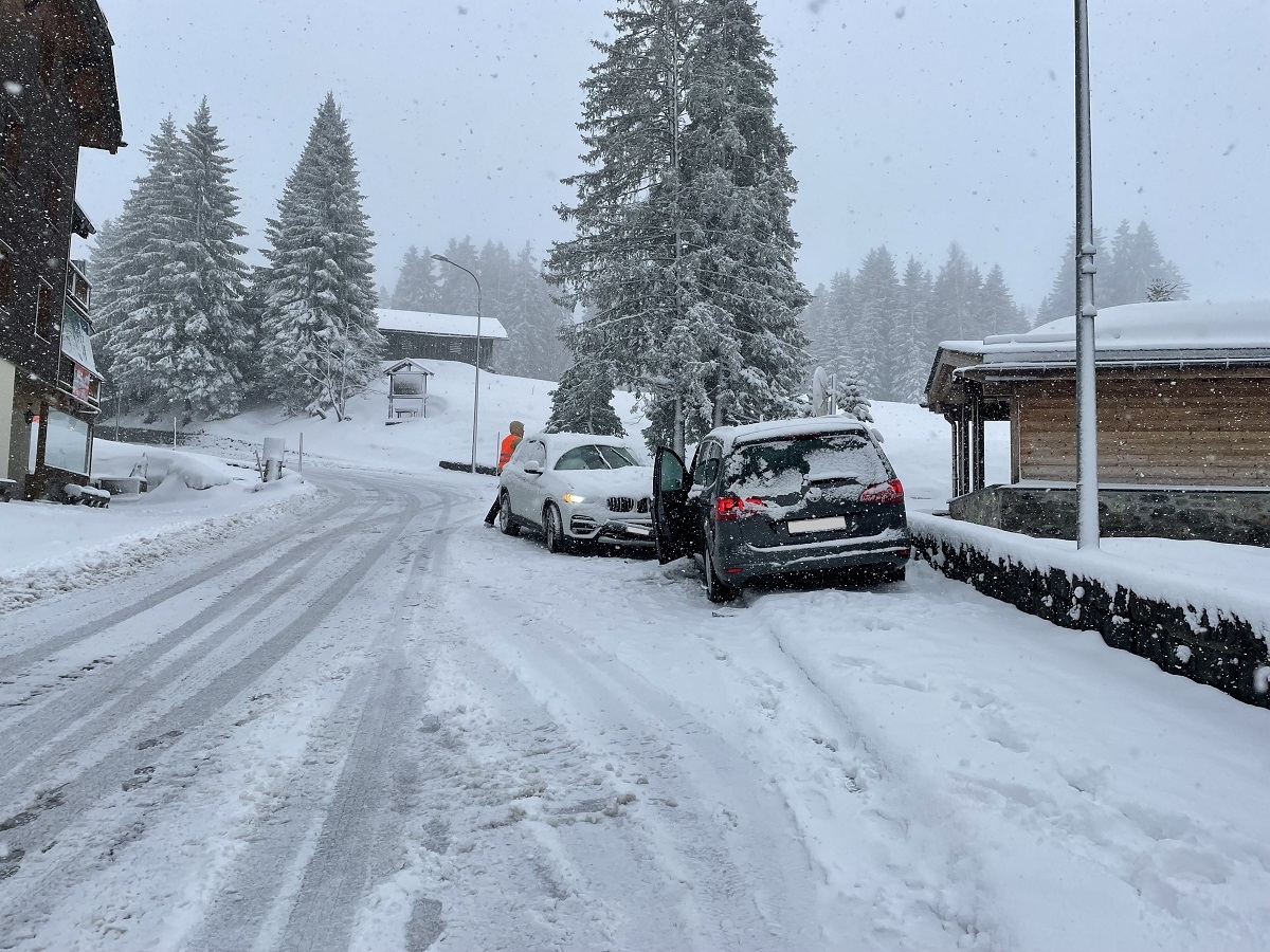 Unfallfahrzeuge stehen auf schneebedeckter Fahrbahn